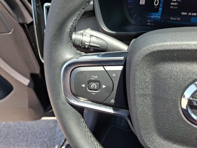 2023 Volvo XC40 B5 AWD Plus Dark Theme