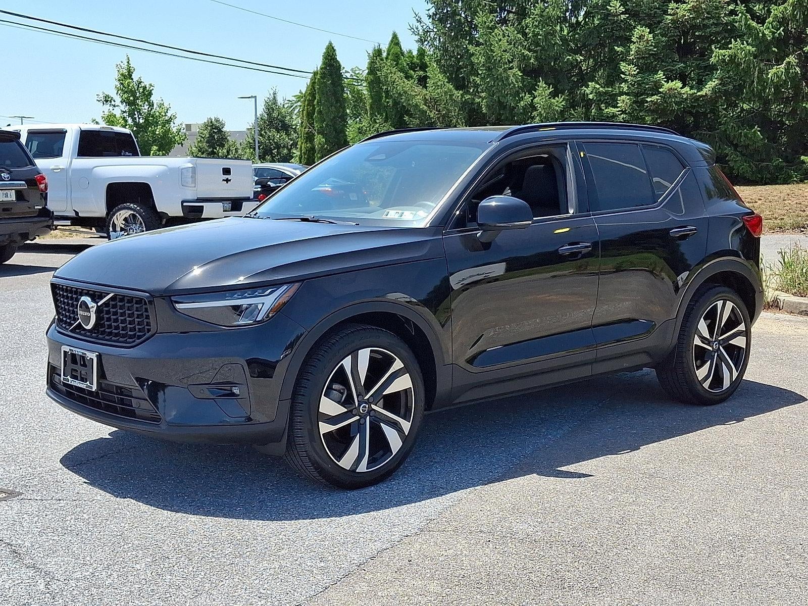 2023 Volvo XC40 B5 AWD Plus Dark Theme