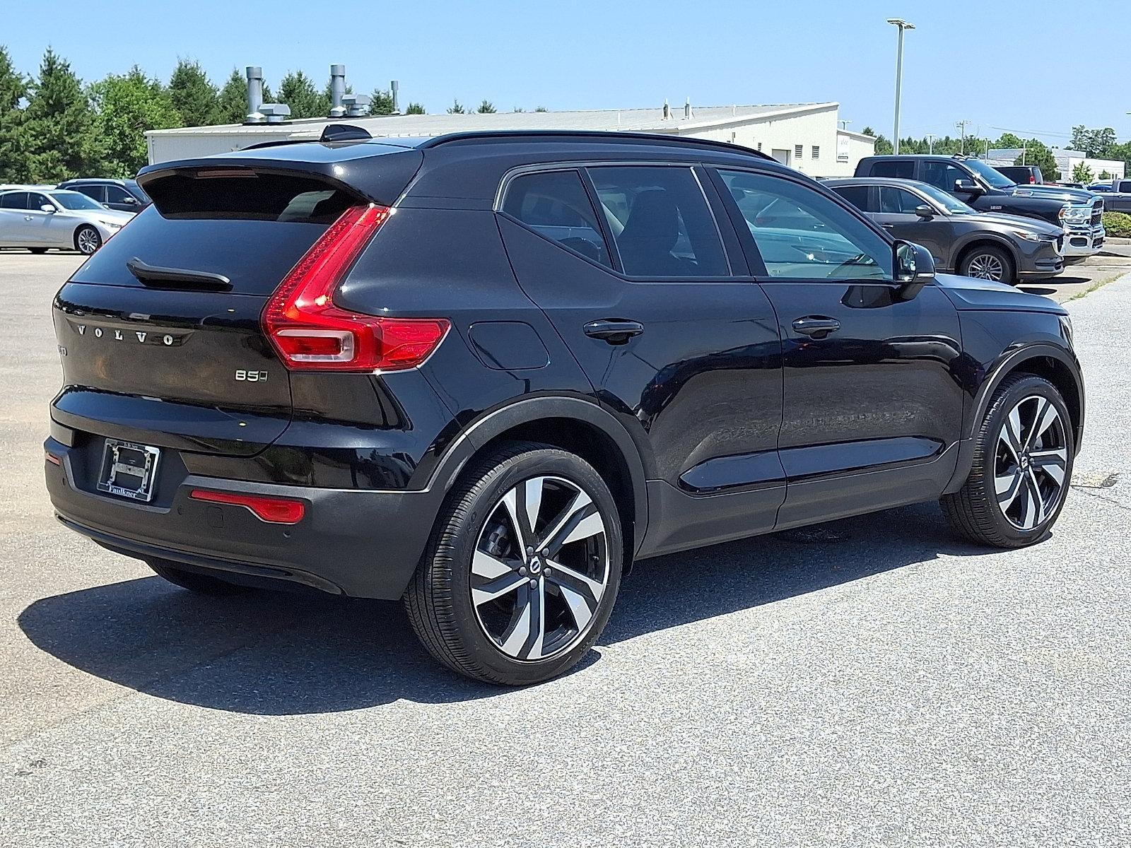 2023 Volvo XC40 B5 AWD Plus Dark Theme