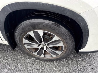 2021 Toyota Highlander XLE **LOW MILES