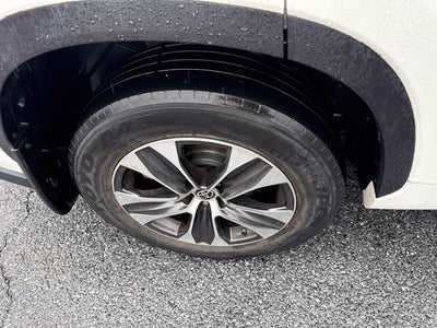 2021 Toyota Highlander XLE **LOW MILES
