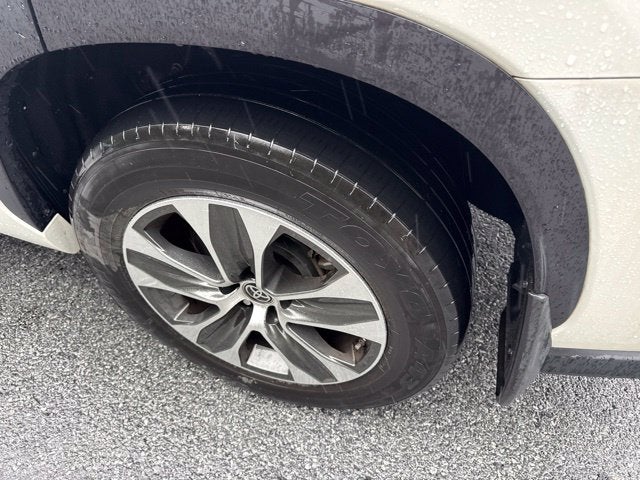 2021 Toyota Highlander XLE **LOW MILES