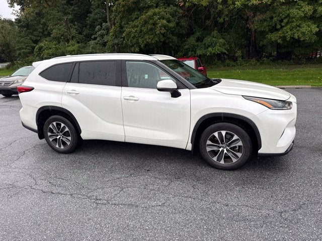 2021 Toyota Highlander XLE **LOW MILES