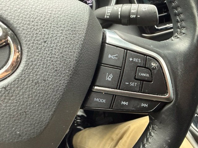 2021 Toyota Highlander XLE **LOW MILES
