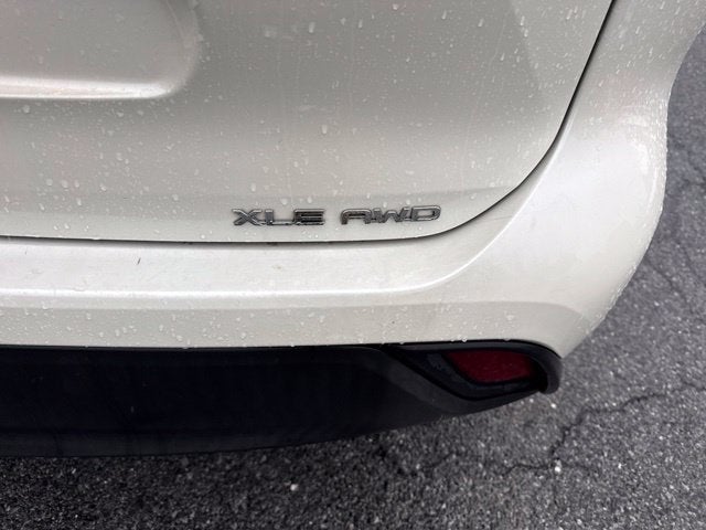 2021 Toyota Highlander XLE **LOW MILES