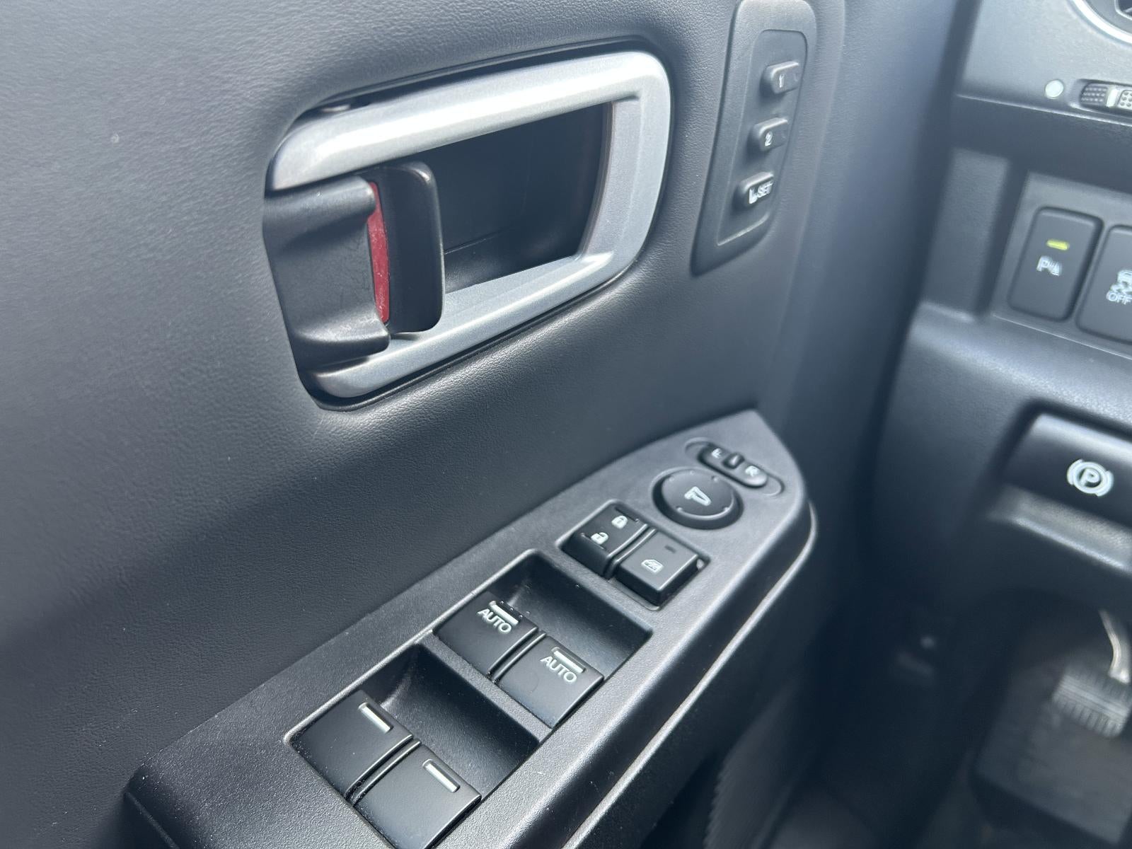 2015 Honda Pilot 4WD Touring with DVD Rear Entertainment System and Navigation