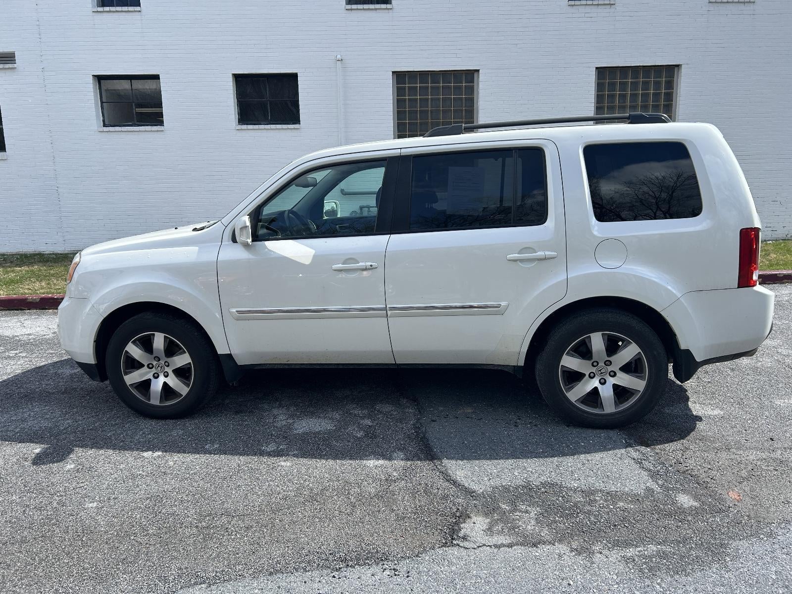 2015 Honda Pilot 4WD Touring with DVD Rear Entertainment System and Navigation