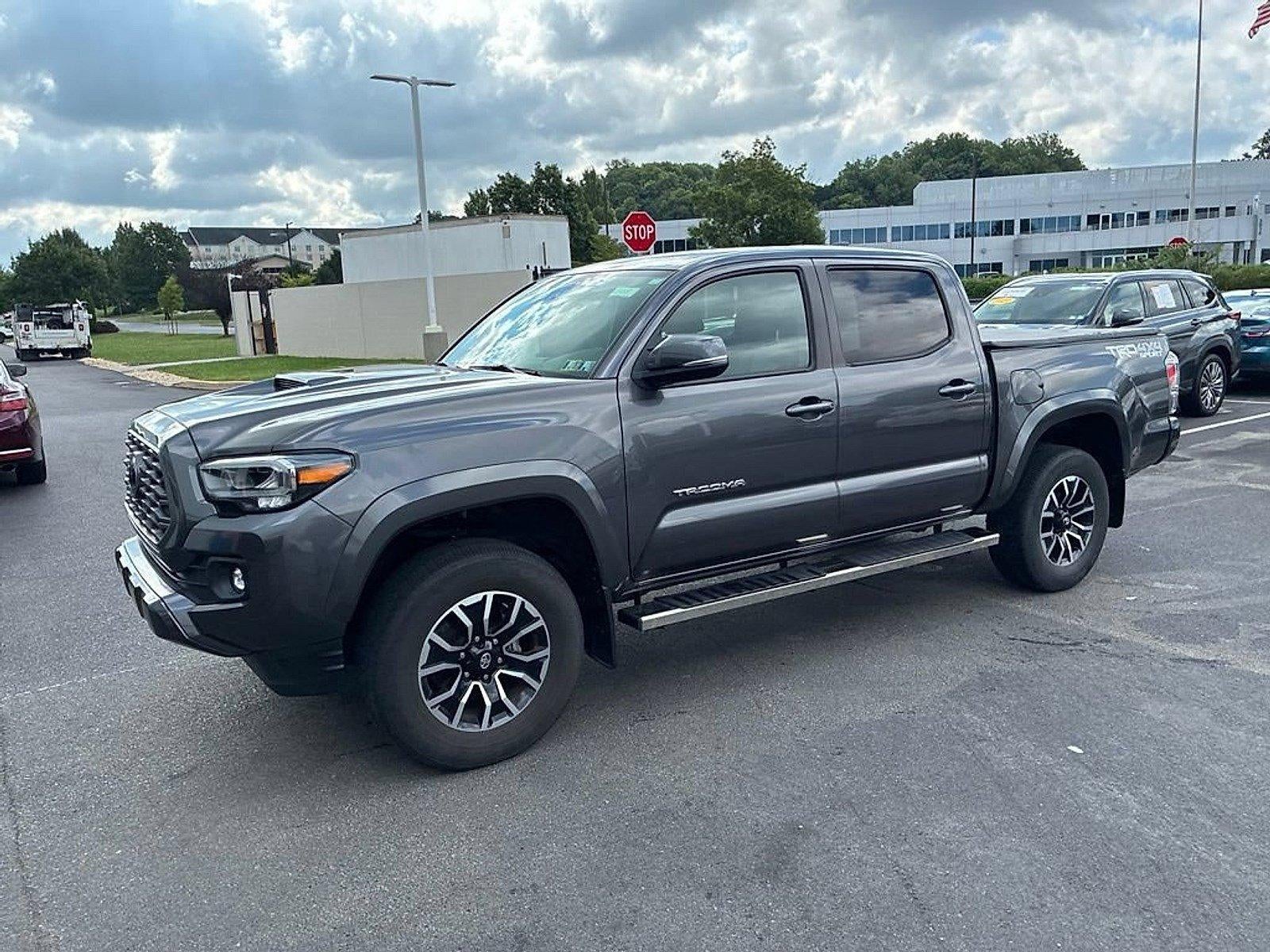 2022 Toyota Tacoma 4WD 4WD SR Double Cab 5' Bed V6 AT (Natl)