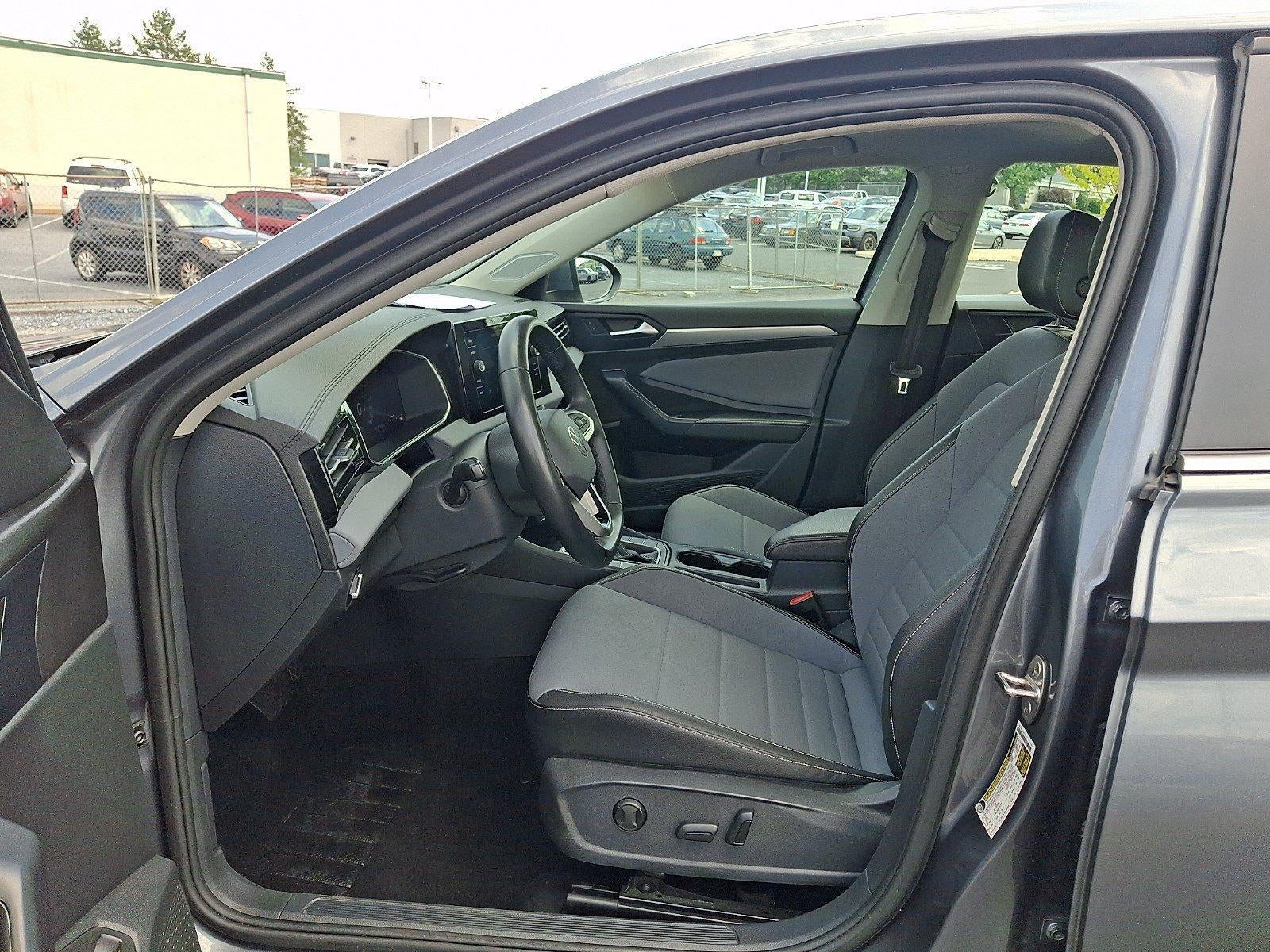 2025 Volkswagen Jetta SE Auto