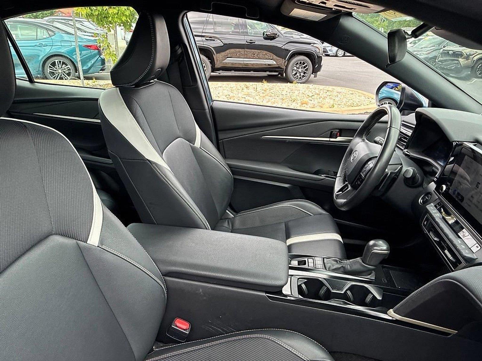2025 Toyota Camry SE (SE)