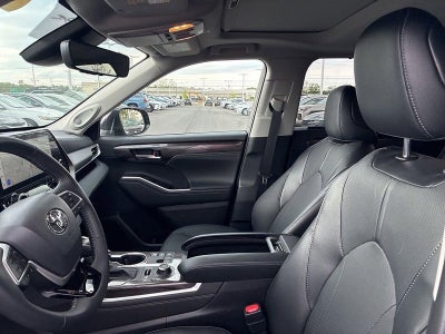 2025 Toyota Highlander LE AWD (Natl)