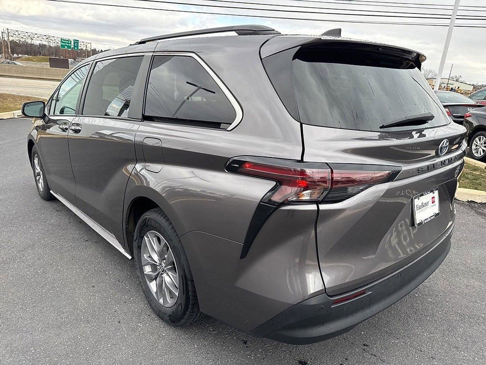 2023 Toyota Sienna XLE FWD 8-Passenger (Natl)