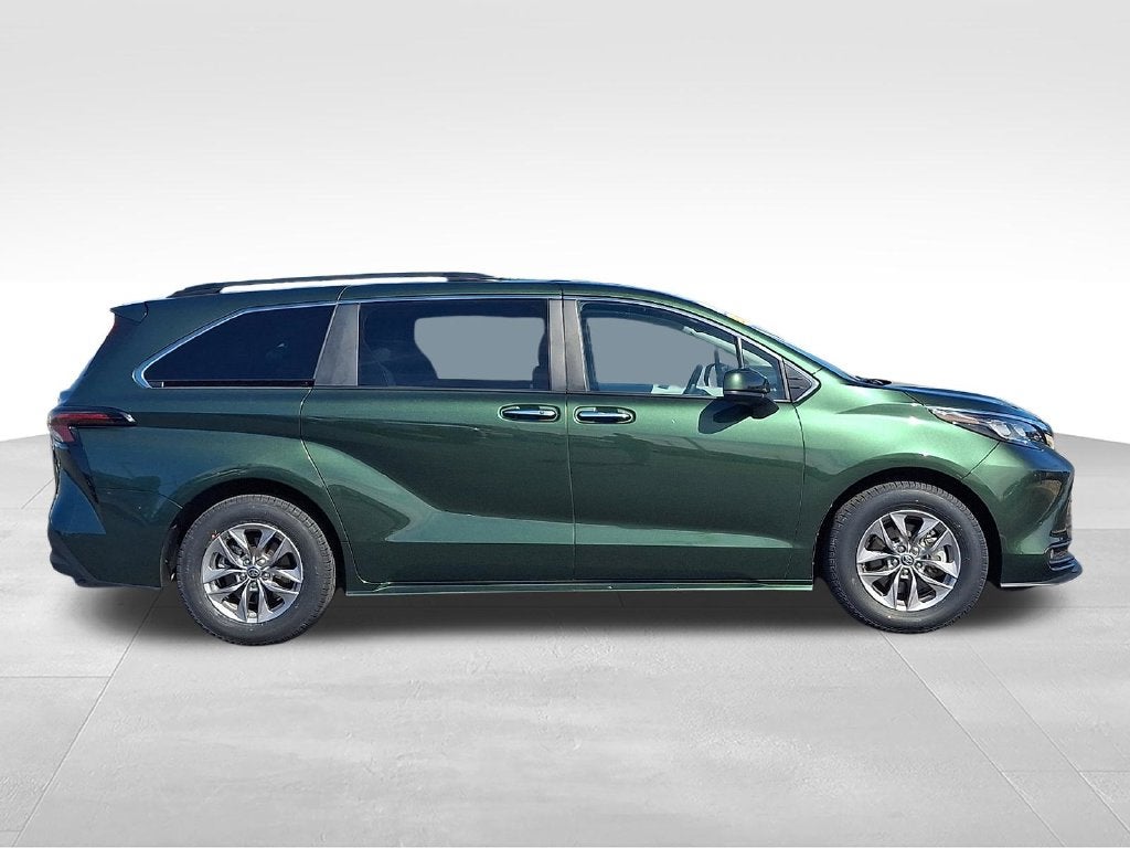 2025 Toyota Sienna XLE 8 Passenger