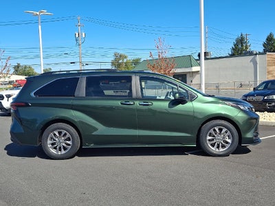 2025 Toyota Sienna XLE 8 Passenger
