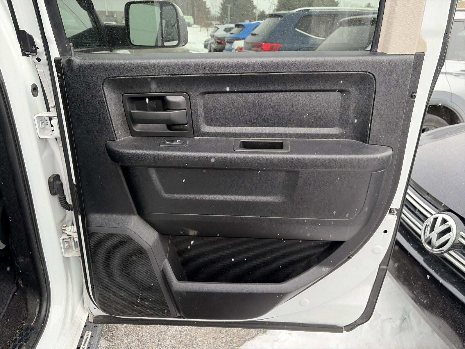 2017 RAM 1500 Express 4x4 Crew Cab 5'7" Box