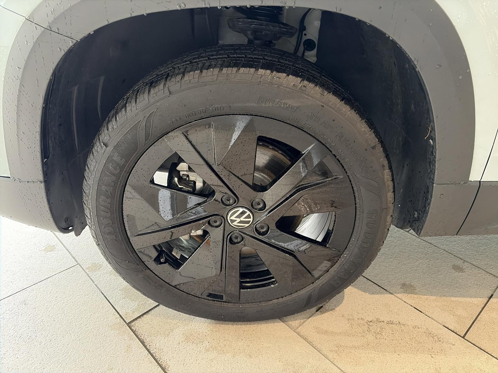 2025 Volkswagen Taos SE Black FWD