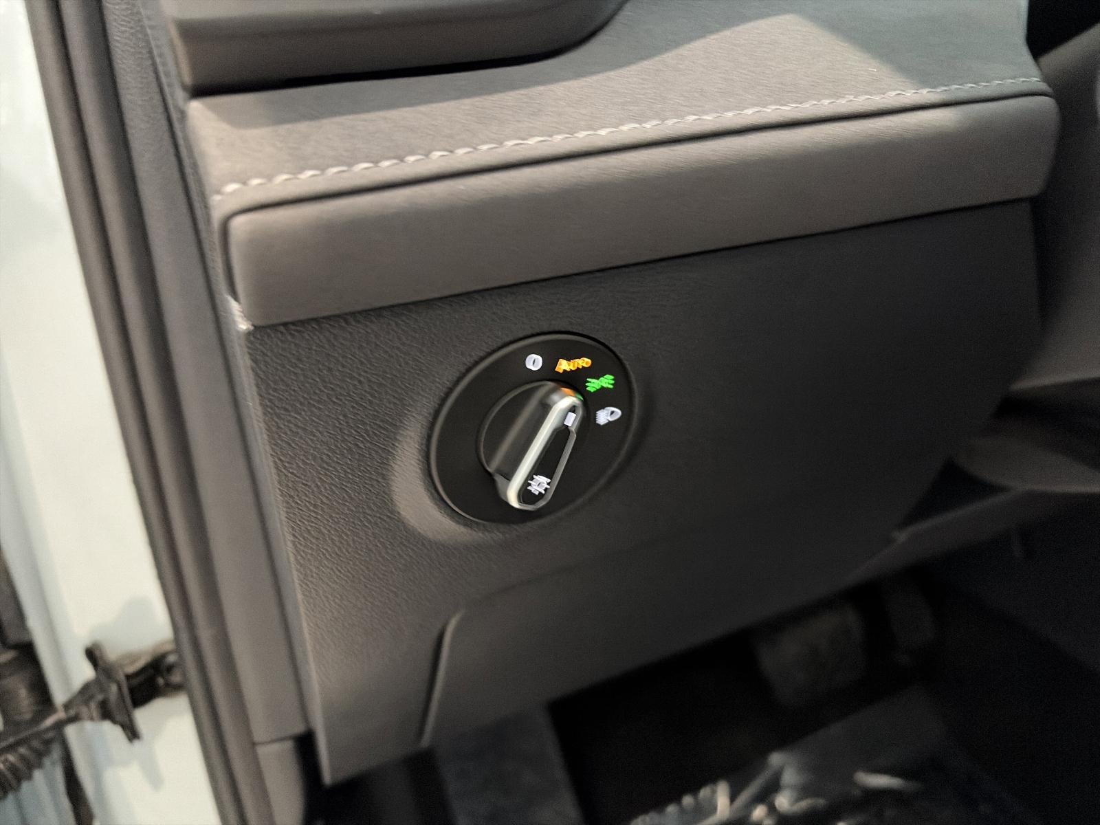 2025 Volkswagen Taos SE Black FWD