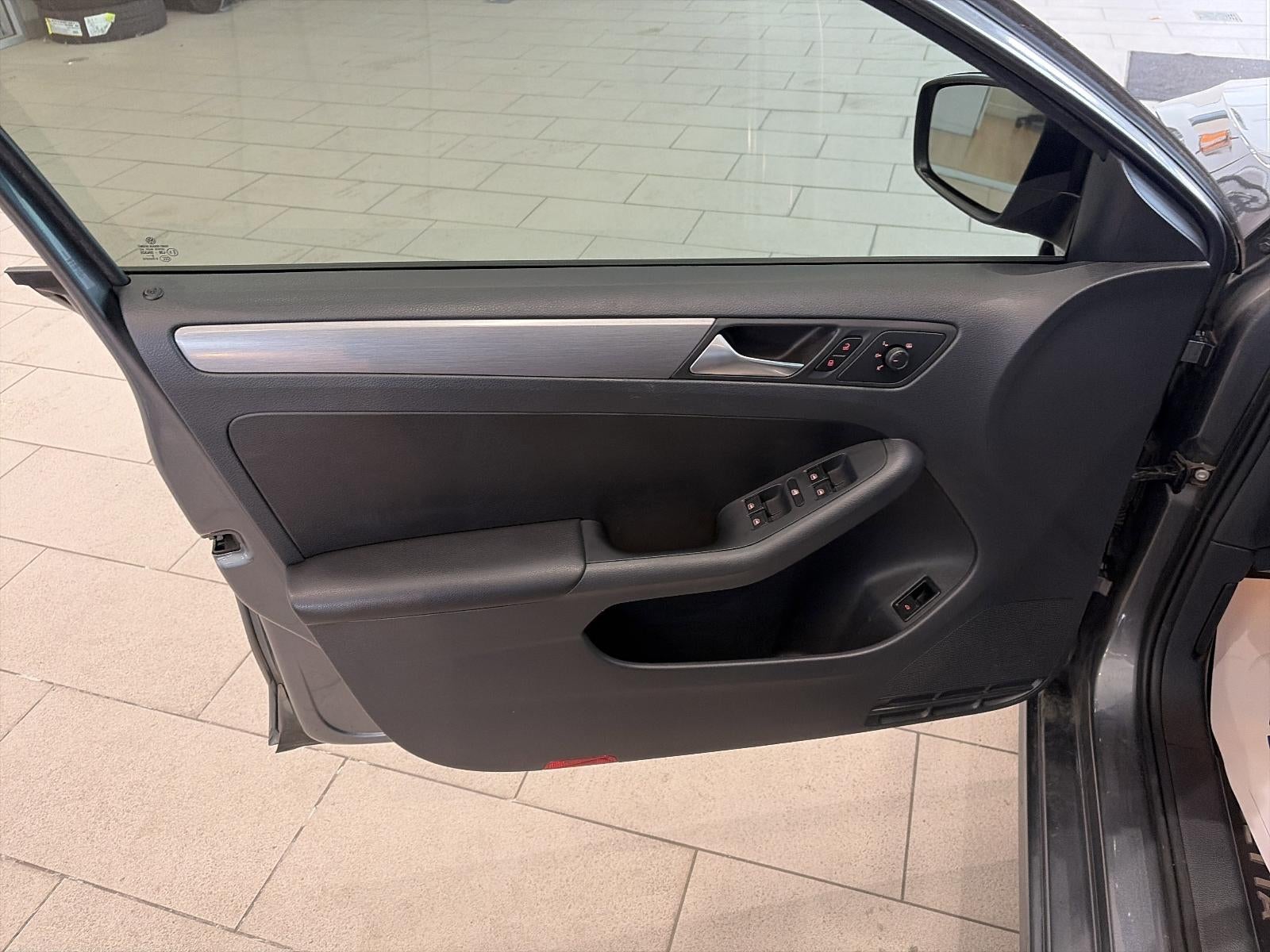 2016 Volkswagen Jetta 4dr Auto 1.8T Sport PZEV Sedan