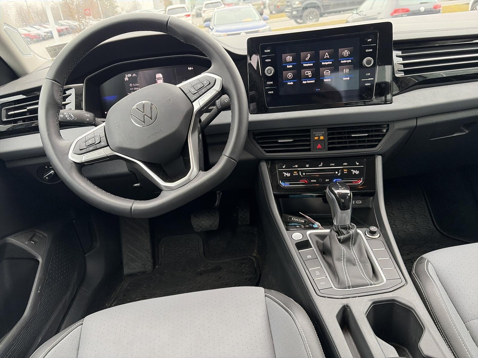 2025 Volkswagen Jetta SE Auto