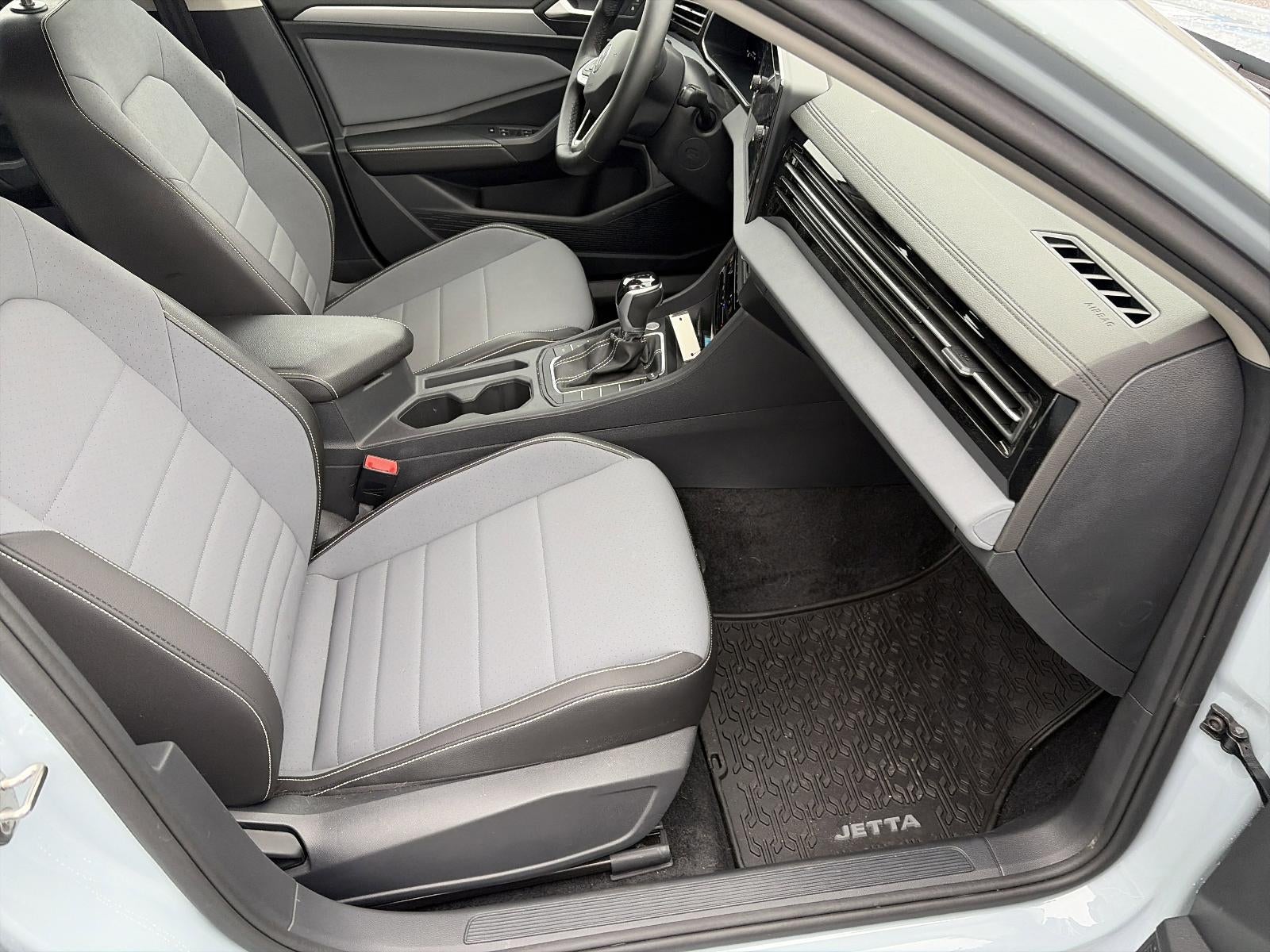 2025 Volkswagen Jetta SE Auto