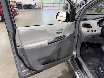 2013 Toyota Sienna 5dr 8-Pass Van V6 SE FWD (Natl)