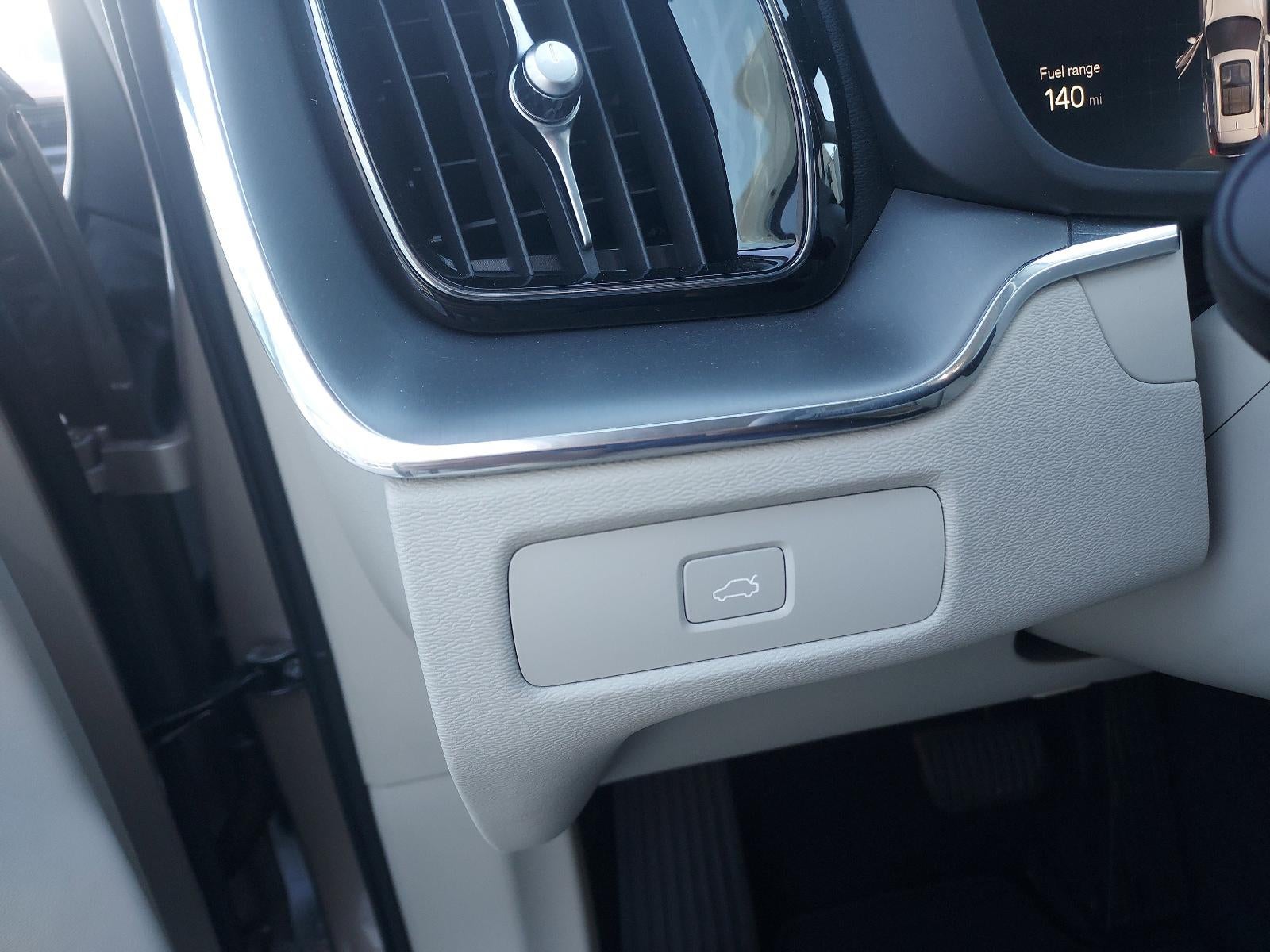 2024 Volvo XC60 B5 AWD Core Dark Theme