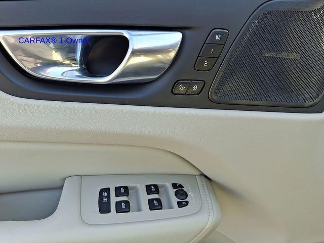 2023 Volvo XC60 B5 AWD Ultimate Bright Theme