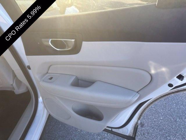 2024 Volvo XC60 B5 AWD Plus Dark Theme