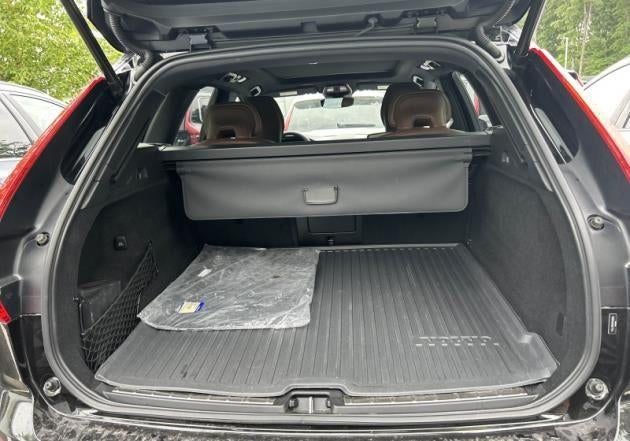 2024 Volvo XC60 B5 AWD Ultimate Dark Theme