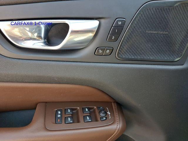 2023 Volvo XC60 B5 AWD Plus Dark Theme