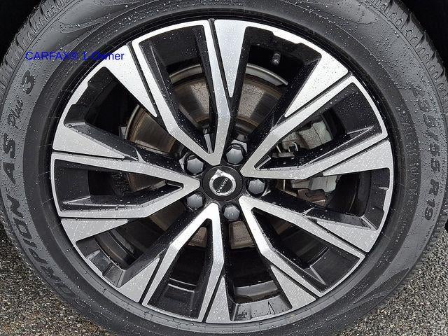 2023 Volvo XC60 B5 AWD Plus Dark Theme