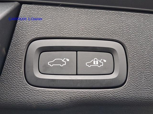 2023 Volvo XC60 B5 AWD Plus Dark Theme