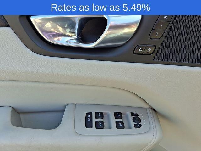 2023 Volvo XC60 B5 AWD Plus Dark Theme