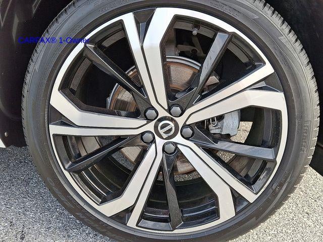 2023 Volvo XC60 B5 AWD Ultimate Dark Theme