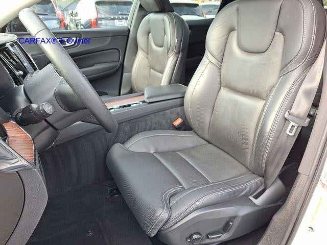 2023 Volvo XC60 B5 AWD Ultimate Dark Theme