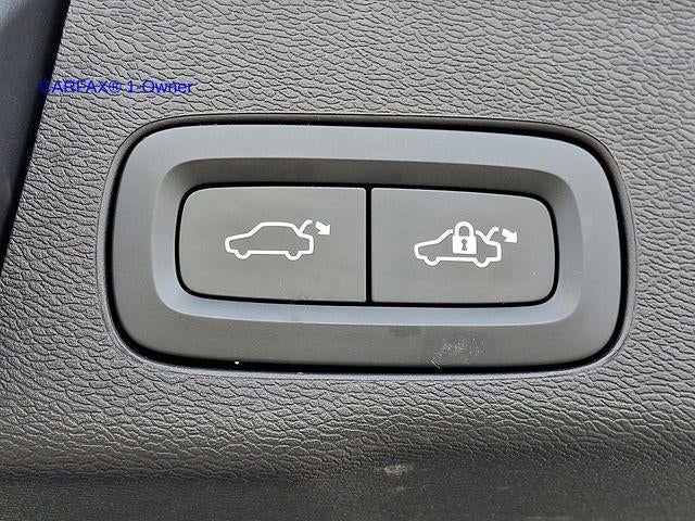 2023 Volvo XC60 B5 AWD Ultimate Dark Theme