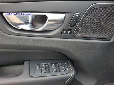 2023 Volvo XC60 B5 AWD Ultimate Dark Theme