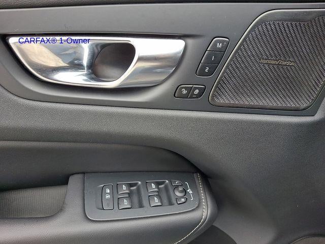 2023 Volvo XC60 B5 AWD Ultimate Dark Theme