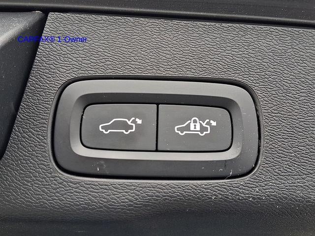 2023 Volvo XC60 B5 AWD Ultimate Dark Theme