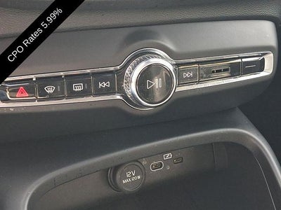 2023 Volvo XC40 B5 AWD Ultimate Bright Theme