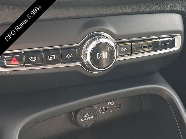 2023 Volvo XC40 B5 AWD Ultimate Bright Theme