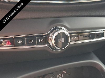 2023 Volvo XC40 B5 AWD Ultimate Bright Theme