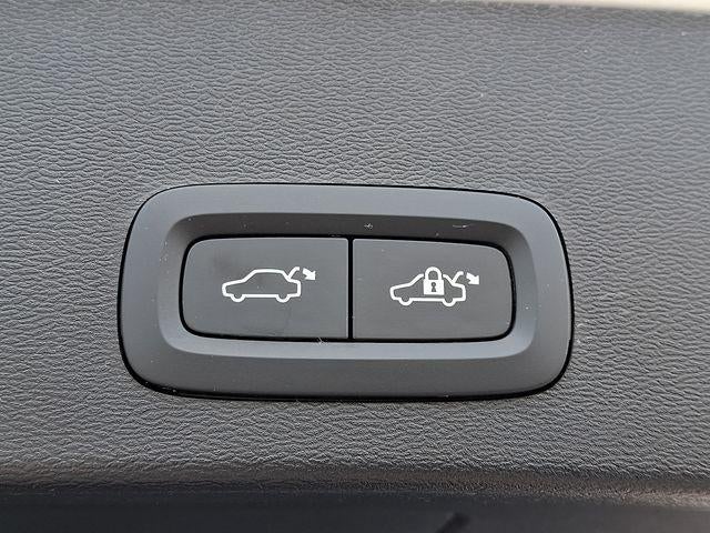 2023 Volvo XC40 B5 AWD Ultimate Bright Theme