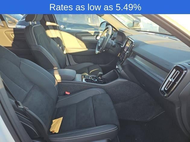 2025 Volvo XC40 B5 AWD Plus Dark Theme