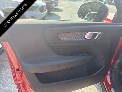 2025 Volvo XC40 B5 AWD Plus Dark Theme