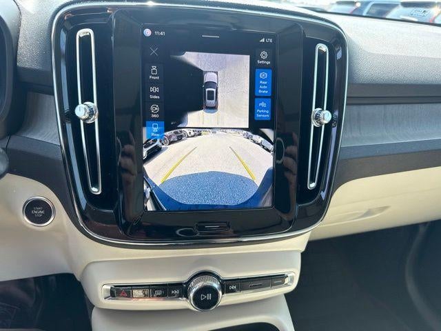 2024 Volvo XC40 B5 AWD Plus Dark Theme
