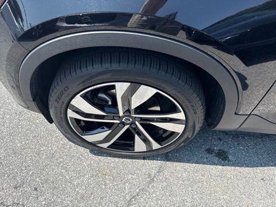 2024 Volvo XC40 B5 AWD Plus Dark Theme