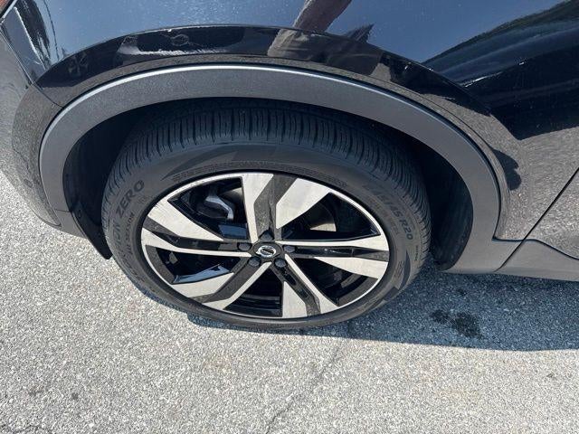 2024 Volvo XC40 B5 AWD Plus Dark Theme