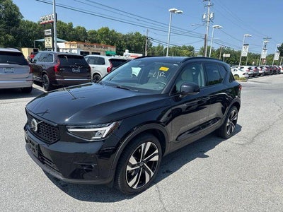 2024 Volvo XC40 B5 AWD Plus Dark Theme