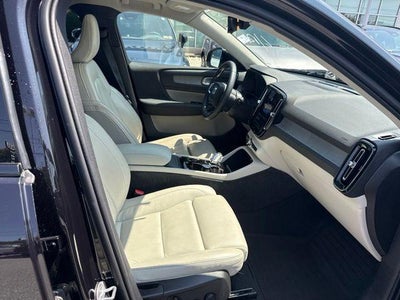 2024 Volvo XC40 B5 AWD Plus Dark Theme